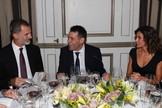 Foto Los Reyes con Rubén Amón en la mesa presidencial