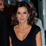 La reina Letizia con escote sexy, bronceado 10, melena con ondas salvajes y mirada cautivadora