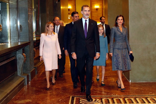 Foto Los Reyes junto a sus hijas a su llegada al Instituto Cervantes