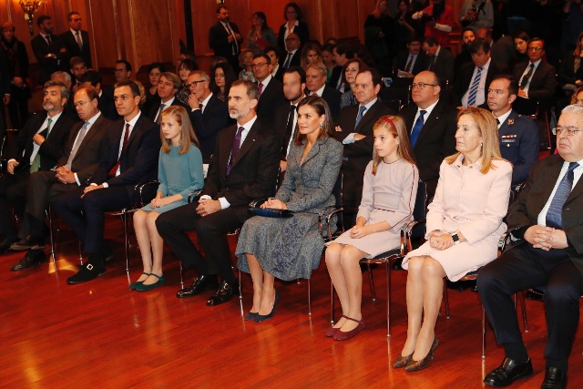 Foto Don Felipe y doña Letizia con sus hijas instantes previos al acto conmemorativo por el 40º aniversario de la Constitución