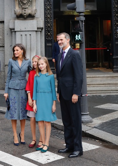 Foto Don Felipe y doña Letizia con sus hijas a la salida del Instituto Cervantes