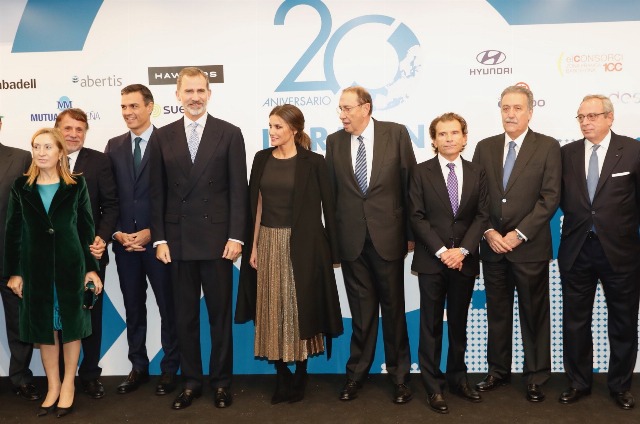 Foto Letizia, una reina dorada para su cita periodística