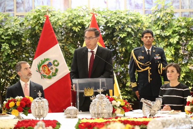 Foto Los Reyes y el presidente peruano durante el almuerzo oficial