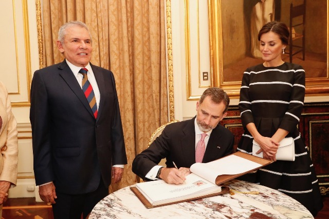 Foto En presencia de la Reina, el Rey firma en el libro de honor