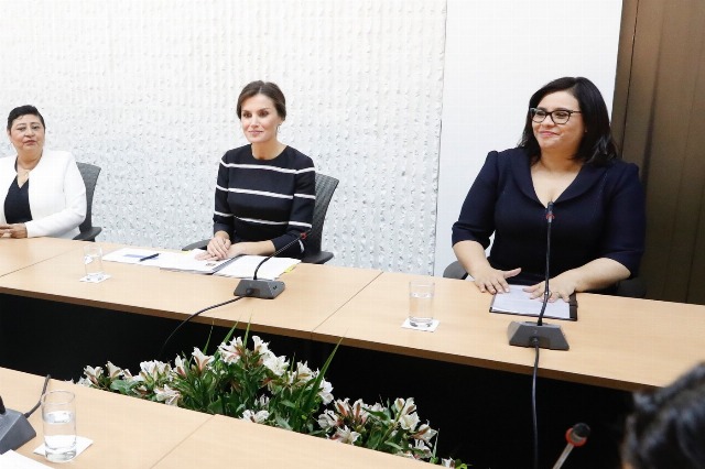 Foto Silvia Loli, doña Letizia y Maribel Carmen Díaz durante la reunión