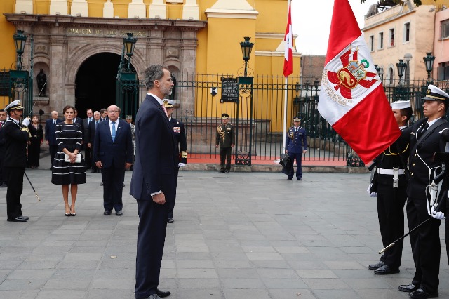 Foto Don Felipe ante la bandera de la República del Perú durante la ceremonia de bienvenida