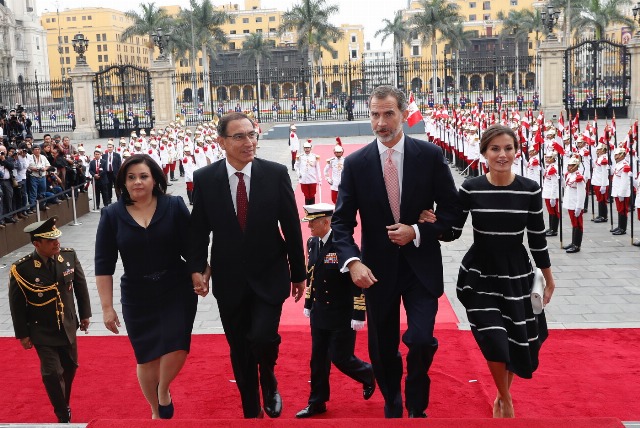 Foto Los Reyes junto al Presidente de la República del Perú y la Primera Dama acceden al Palacio de Gobierno