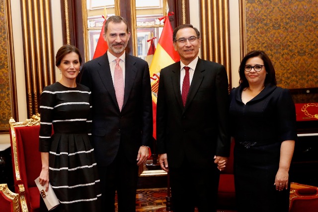 Foto Fotografía oficial de los Reyes con el Presidente de la República del Perú y la Primera Dama