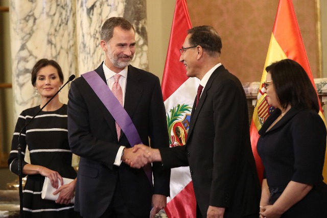 Foto Don Felipe tras la imposición de la condecoración