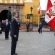 Ir a la foto Don Felipe ante la bandera de la República del Perú durante la ceremonia de bienvenida