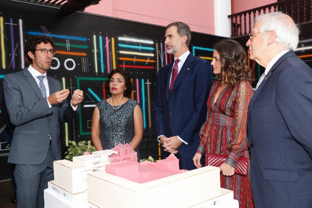 Foto Los Reyes durante su visita al Centro Cultural de España