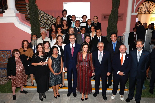 Foto Don Felipe y doña Letizia junto a los artistas y galeristas relevantes del sector cultural peruano contemporáneo