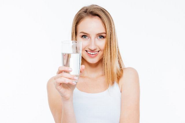 Foto Bebe entre litro y medio y tres litros de agua al día para eliminar toxinas