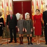 Los Reyes con sus hijas y los reyes eméritos en el Salón de Pasos Perdidos