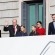 Ir a la foto Los Reyes junto a sus hijas y los reyes eméritos saludan antes de entrar en el Congreso de los Diputados