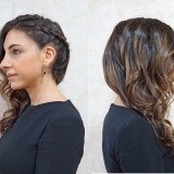Cabello suelto con trenza lateral
