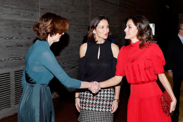Foto La reina Letizia recibe el saludo de Paula Ramírez
