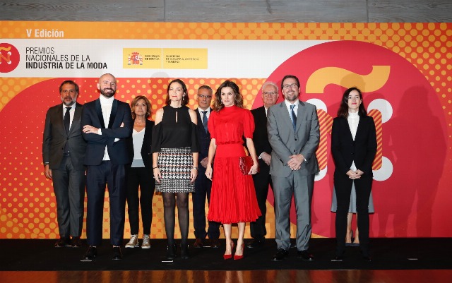 Foto Letizia Ortiz, ochentera y rindiendo homenaje a su suegra en los Premios Nacionales de Moda