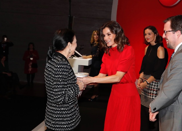 Foto La reina Letizia hace entrega del galardón a Leonor Pérez Pita