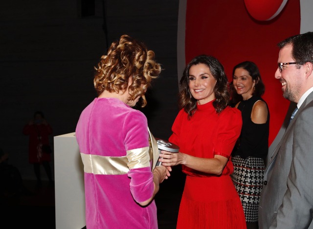 Foto Doña Letizia hace entrega del galardón a Ágatha Ruiz de la Prada