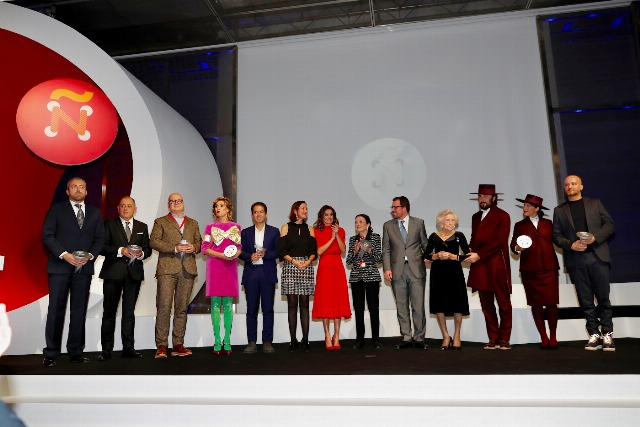Foto La Reina junto a los premiados de la V edición de los Premios Nacionales de la Moda