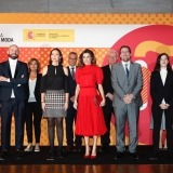 Letizia Ortiz, ochentera y rindiendo homenaje a su suegra en los Premios Nacionales de Moda