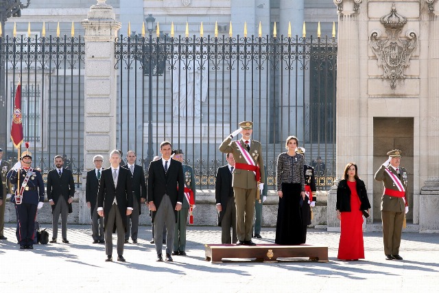 Foto Los Reyes en la Plaza de la Armería del Palacio Real