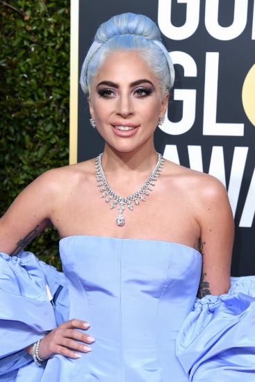 Foto Lady Gaga deslumbra en la alfombra roja de los Globos de Oro con un total look azul lavanda Foto Lady Gaga deslumbra en la alfombra roja de los Globos de Oro con un total look azul lavanda