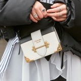 Silueta reloj de arena: hasta la cintura y con volumen