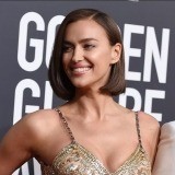 Irina Shayk en los Globos de Oro 2019 con un corte de cabello geométrico