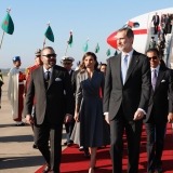 Los Reyes junto al rey Mohamed VI en el cordón de honor