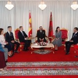 Los Reyes junto a la Familia Real marroquí en la sala de autoridades del Aeropuerto de Rabat