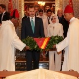 El Rey deposita una corona frente a las tumbas de los reyes Mohamed V y Hassan II