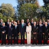 Foto de grupo de los Reyes en la Residencia de la Embajada de España