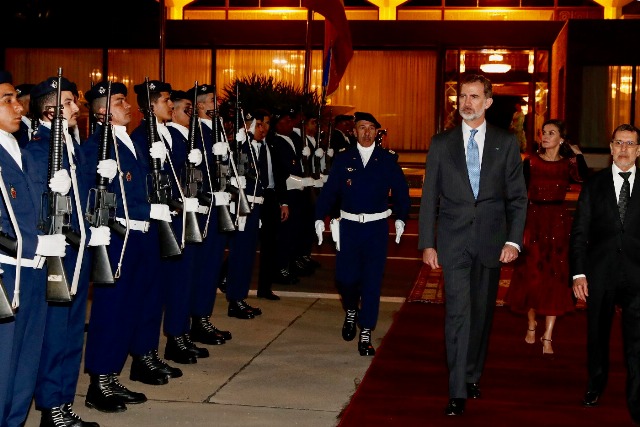Foto Los Reyes ante el cordón de honor en su despedida de Marruecos