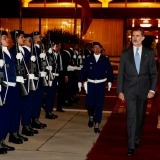 Los Reyes ante el cordón de honor en su despedida de Marruecos