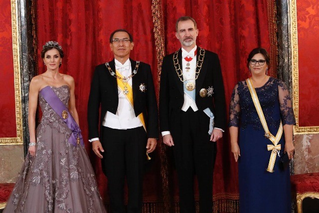 Foto Los Reyes posan con el Presidente del Perú y su esposa en el Palacio Real
