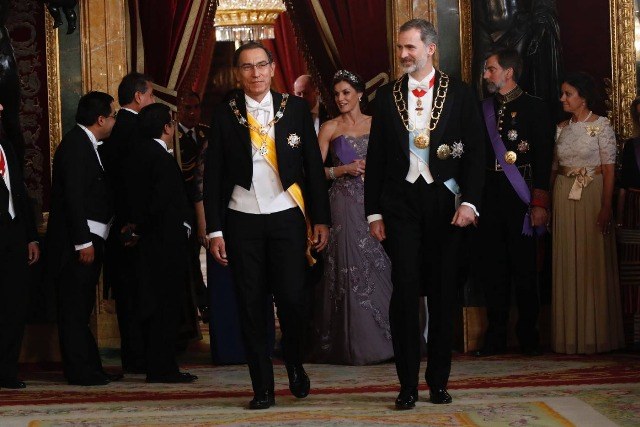 Foto Los Reyes junto al Presidente del Perú y su esposa acceden al Salón del Trono