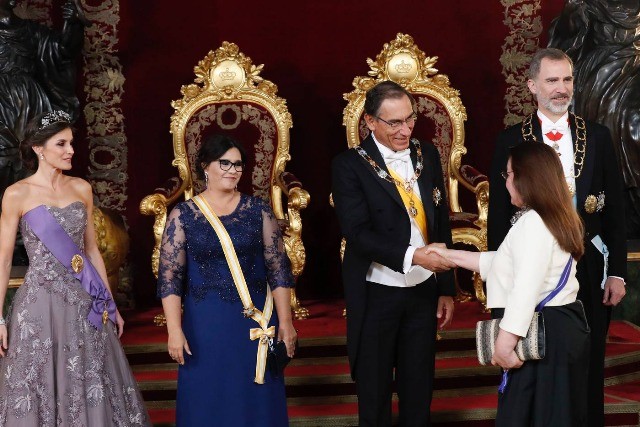 Foto Los Reyes junto al Presidente del Perú y su esposa durante el besamanos