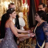 Doña Letizia recibe el saludo de la Primera Dama, Maribel Díaz