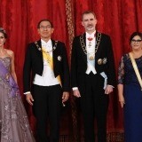 Los Reyes posan con el Presidente del Perú y su esposa en el Palacio Real