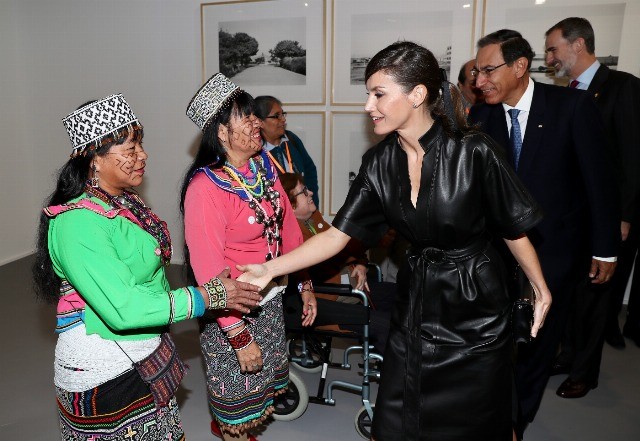 Foto Doña Letizia saluda a unas galeristas