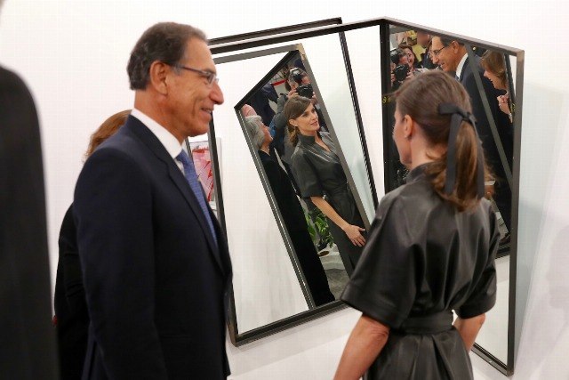 Foto La reina Letizia observa una de las obras de ARCO 2019