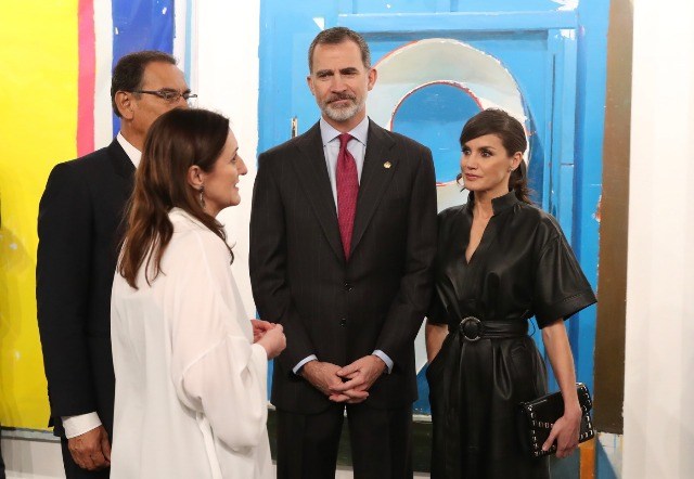 Foto Letizia Ortiz se atreve en ARCO con su look más rompedor