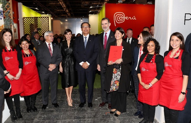 Foto Don Felipe y doña Letizia con el Presidente del Perú en el espacio de Perú Gastronómico