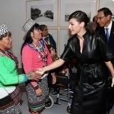 Doña Letizia saluda a unas galeristas