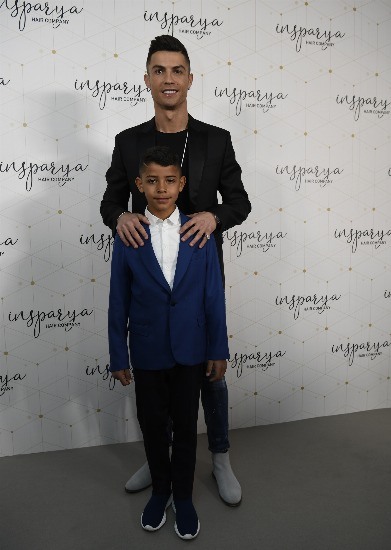 Foto Cristiano Ronaldo posa con su hijo mayor en la inauguración de la clínica