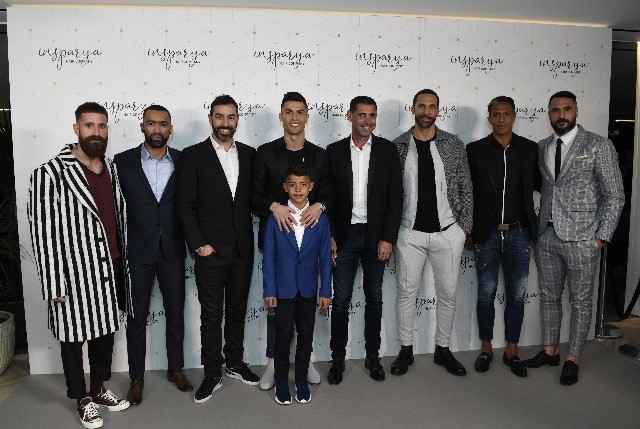 Foto Cristiano Ronaldo rodeado de amigos en su nuevo proyecto empresarial