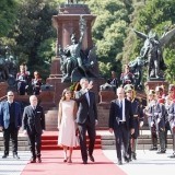 Los Reyes tras realizar la ofrenda floral