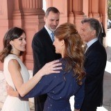 Don Felipe y doña Letizia son recibidos por Mauricio Macri y Juliana Awada